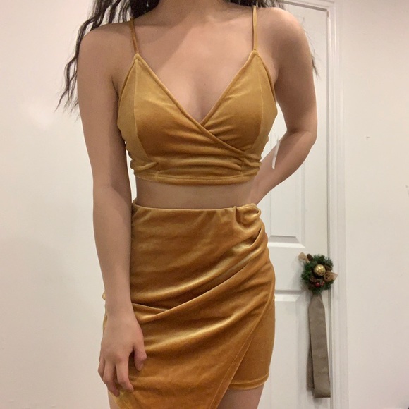 Brand new golden-yellow 2-piece set - Picture 1 of 2